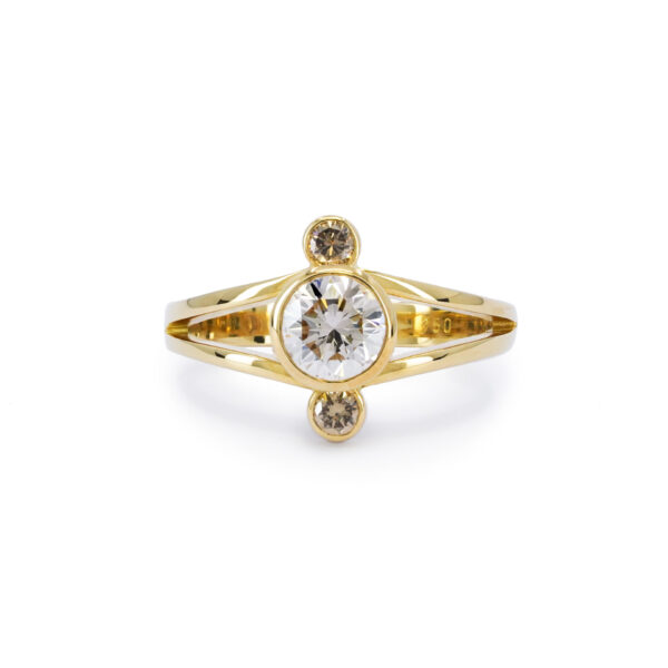 A unique ring in yellow gold with a trio of champagne diamonds